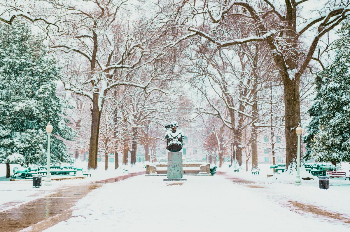 #SnowDay tomorrow! The #NavalAcademy will be closed tomorrow, Monday, Jan.14, due to inclement weather. Only essential personnel are to report for duty. Stay safe and off the roads to the extent possible! (Photo taken by MIDN 1/C Jeffrey Kramer) #USNavy #snow #USNA #midshipmen