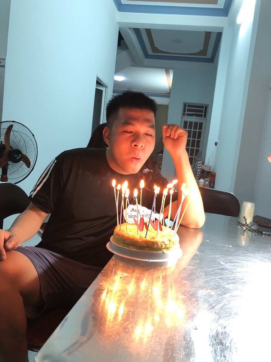 minhvi141's tweet photo. Mừng sinh nhật bạn Vĩ Vĩ https://t.co/Z3bqDDXUyn