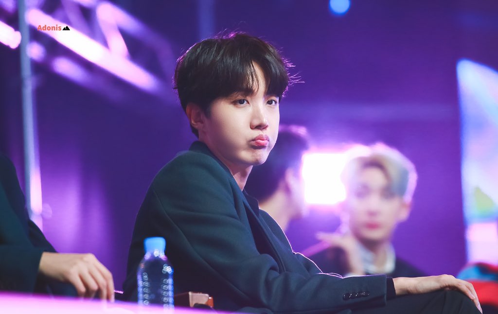 hopenight_sg's tweet photo. @BTS_twt OMGGG BTS IS COMING TO SINGAPORE THIS SATURDAY! SG ARMYs are you excited?!😍
But before that we have to survive this week first!! So heres an #AngstHobi to help push your Monday💓
Hobi posted on Fancafe this morn too, u think he's thinking of us🙈💓
#LOVEYOURSELFSG #JHOPE #제이홉 https://t.co/M4AWRC9BcV