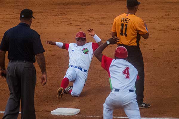 istvanojeda's tweet photo. #DarielGongora se consolida como verdugo de #AzucarerosVCL y #LeñadoresLTU ponen el playoff de #SNB58 2 a 0 @26deLasTunas Te lo cuenta, primero con las fotos Con @AdelanteCuba @VanguardiaCuba https://t.co/mbvDtGzIkL