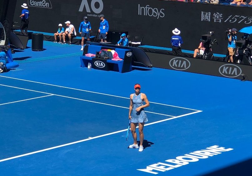 SharapovaMurray's tweet photo. Game and first set Sharapova 6 games to 0 over Dart. #AusOpen https://t.co/Mv0zJ8qdm2