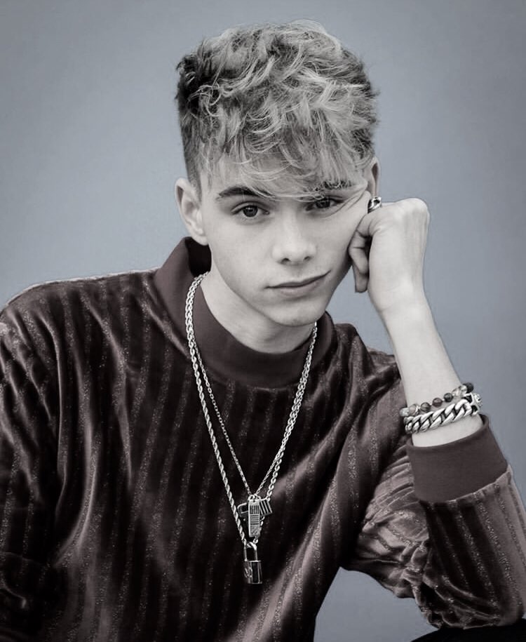 dailycorbyn_'s tweet photo. how is he so beautiful https://t.co/GshpatJlCS