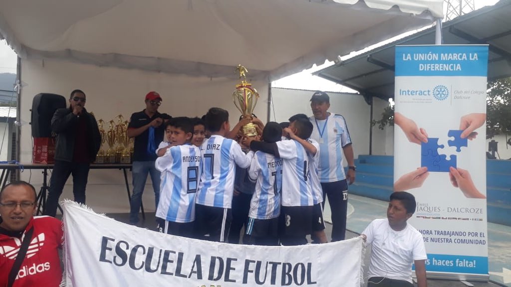 LDC_Ruminahui's tweet photo. ¡Son el orgullo del Cantón Rumiñahui! 

Juan Cevallos, presidente de #LDCR, felicita a nuestra Escuela de Fútbol categoría sub-9 👧🏻👦🏽 y al director técnico Alfonso Mejía, por proclamarse campeones del torneo ‘Súper Chaka Kids’ al derrotar por 2-1 al difícil rival ‘Santa Rita’ 🏟 https://t.co/iLNdaRr7ei