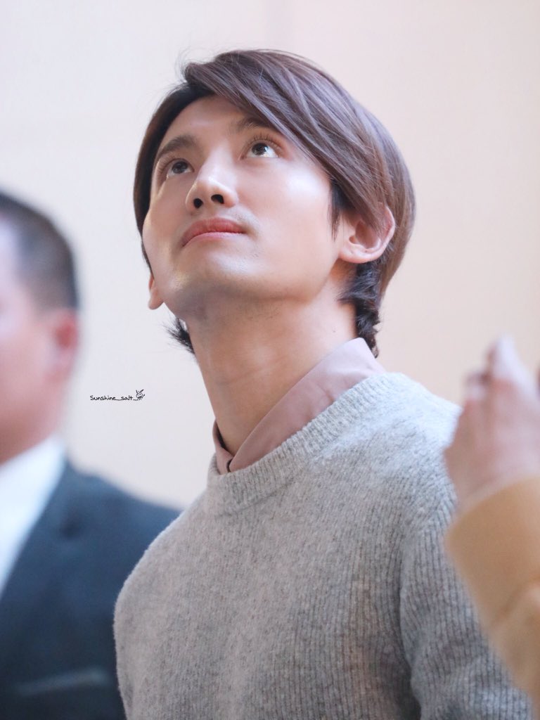 まつげが長い男性