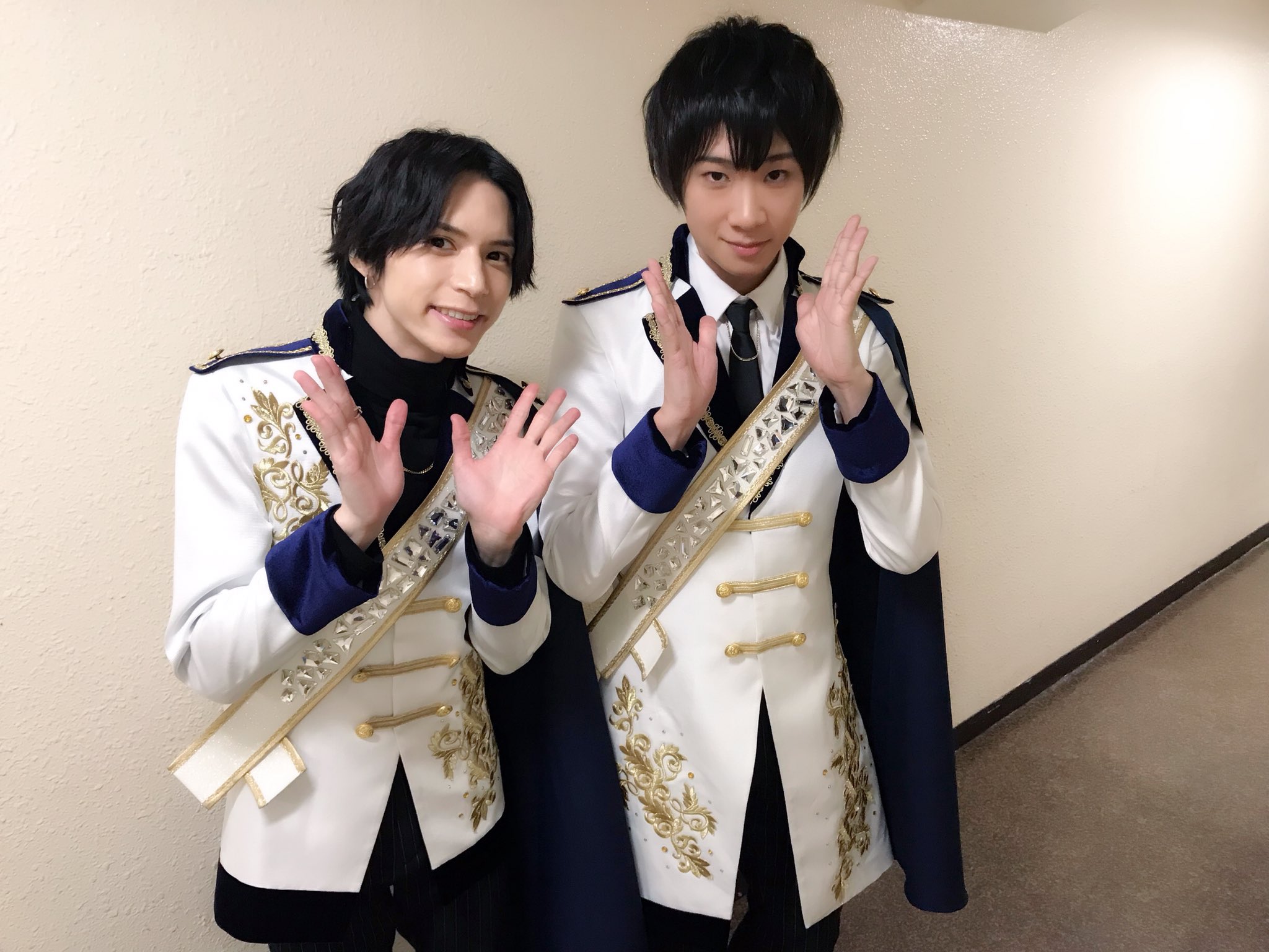 土田玲央 そして衣装 めちゃめちゃカッコよくなかったですか 全員デザインが少し違うんですよ そして しんたさん きたむーさん マサミさんと写真撮りました だいきさんとは自分のケータイでは撮り忘れてしまった スタステ 土田玲央 そして衣装 めちゃめちゃカッコよくなかったですか 全員デザインが少し違うんですよ そして しんたさん きたむーさん マサミさんと写真撮りました だいきさんとは自分のケータイでは撮り忘れてしまった スタステ