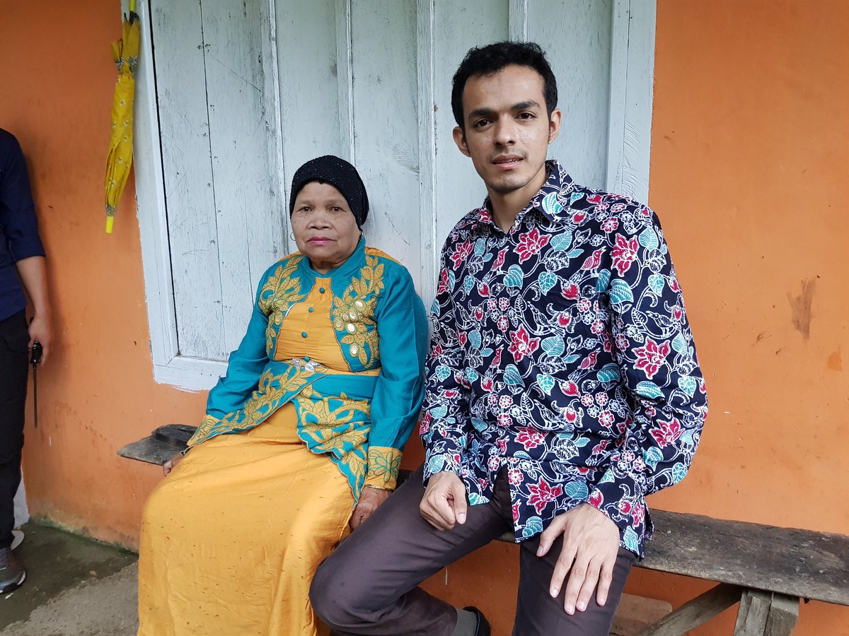 Gamal_Albinsaid's tweet photo. Kemarin saya singgah di Sungai Penuh. Butuh 4x penerbangan untuk tiba di sini. 😊

Senang sekali bisa ngobrol dengan masyarakat. Saya rasakan cinta kasih penuh kehangatan yang mengalir deras di setiap tempat yang saya kunjungi. Mereka yang membuat saya ingin berjuang lebih keras. https://t.co/ZiwExRI0Fb