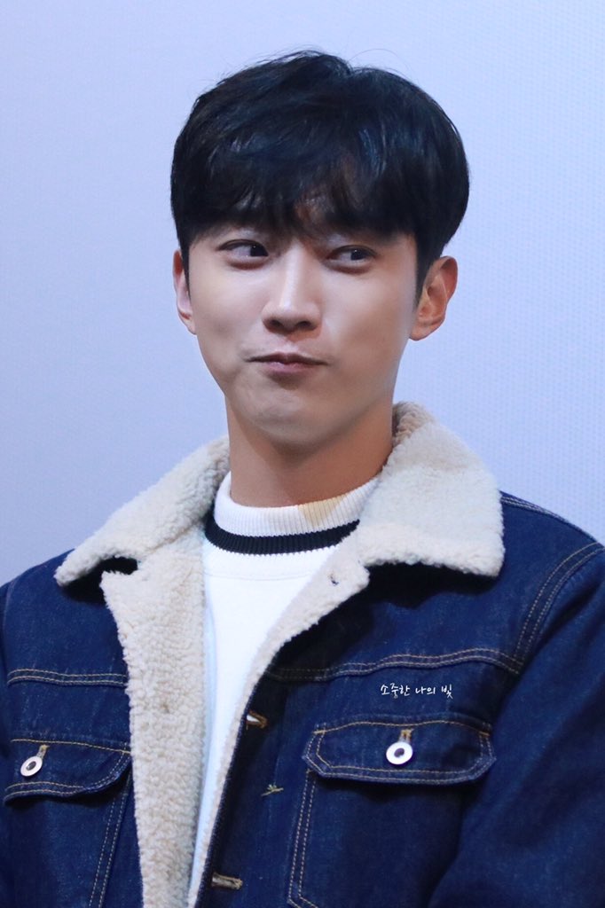 190112 #내안의그놈 무대인사

조명이 어두워도 진영이의 귀여움은
어디 안가요~💜😅

#진영 #정진영 #jinyoung #ジニョン