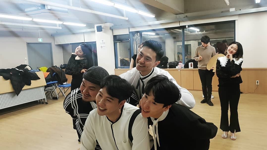 leegunmyung_com's tweet photo. #Repost @showmust_ (@get_repost)
・・・
[ #쇼머스트 #SHOWMUST ]
오늘 오후 7시!! 🤟 ㅋㅋ
#네이버TV 에서 만나보자구요.

#뮤지컬어워즈 #소극장뮤지컬  #축하공연 
with #이건명 선배님 @coolmyung 👏👏 ㅎㅎ https://t.co/oJGKrJ1PEP