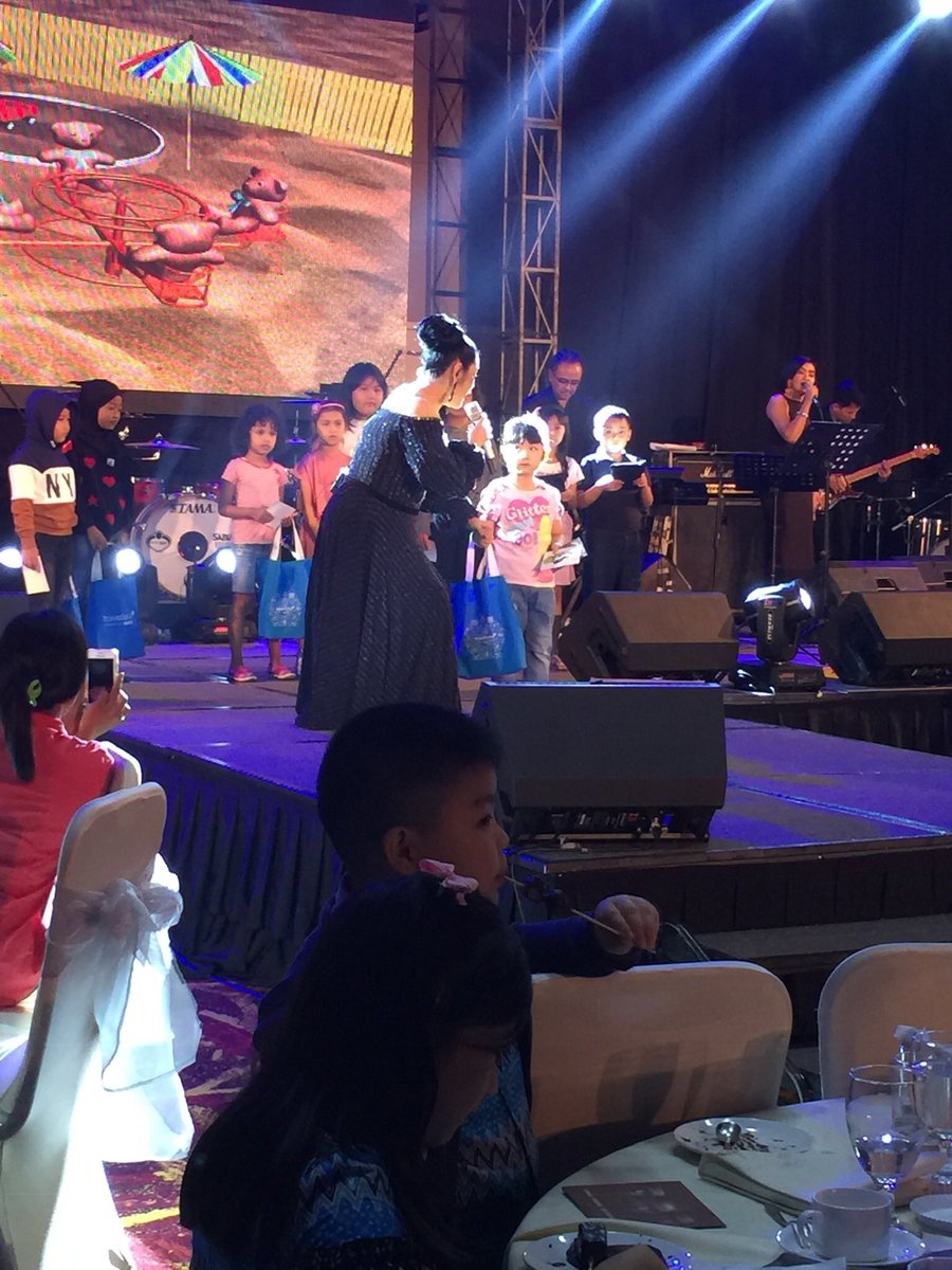 Happy new year 2019 konser vina panduwinata