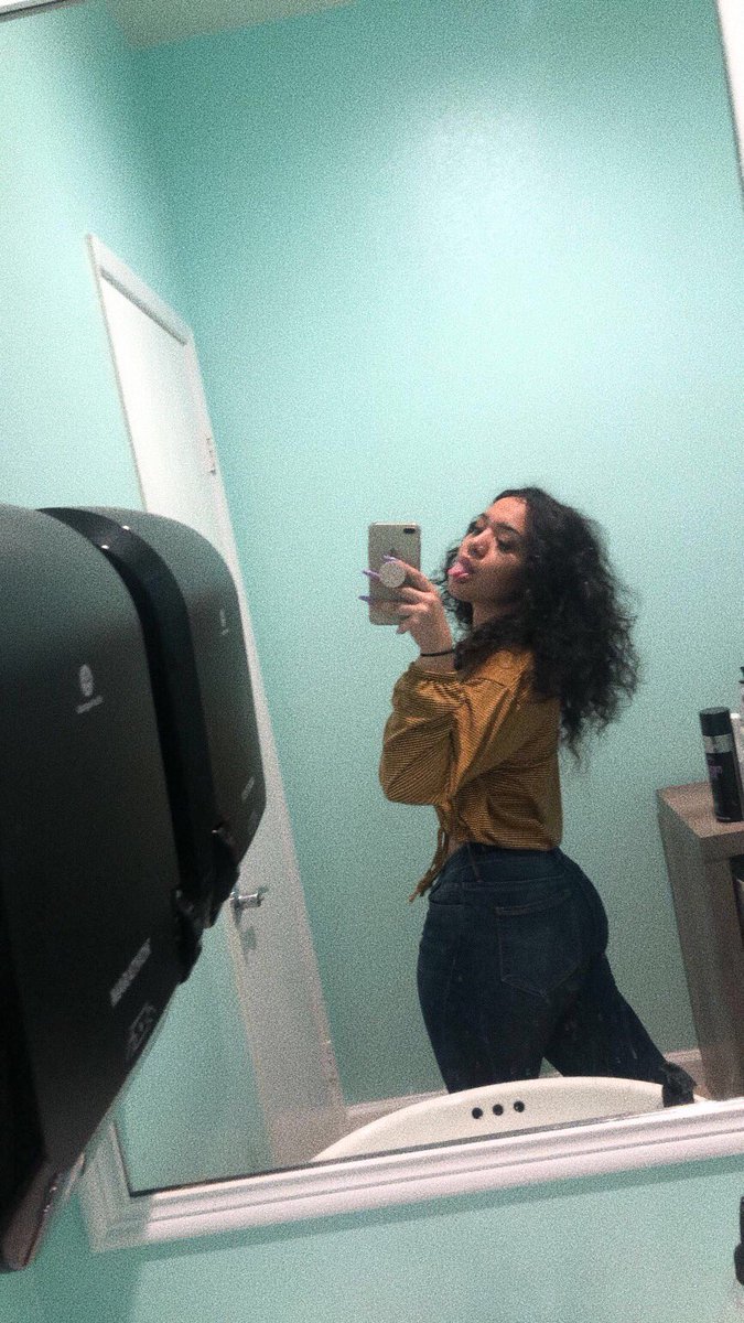 yurmum01's tweet image. Anyone trynna be my lil bf ?🥺