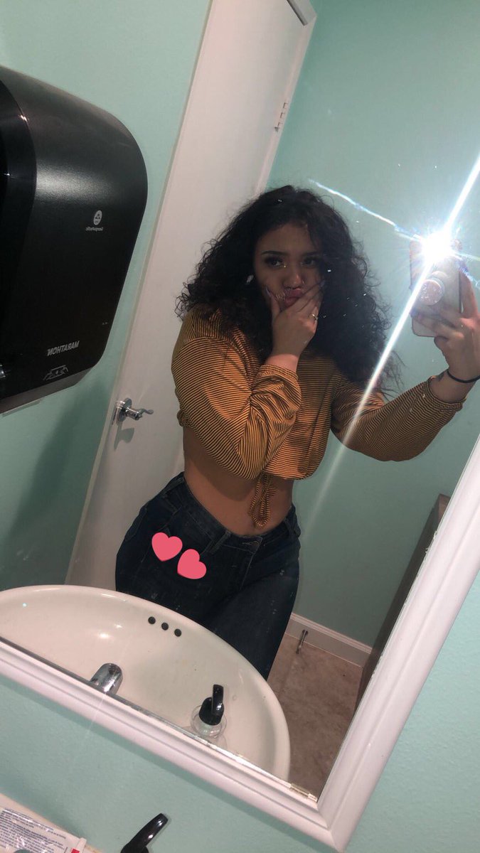 yurmum01's tweet image. Anyone trynna be my lil bf ?🥺