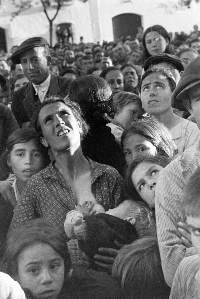 Chim was an astute observer of 20th century European history, particularly of the struggle for worker's rights, countries in transition, and postwar resistance.
"We Went Back: Photographs from Europe 1933–1956 by Chim" is on view at @jckamsterdam. https://bit.ly/2A4EVMW
