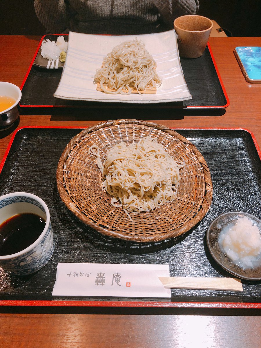 あとろき君が蕎麦屋やってたので見て多分バイトででくくんが働いている。あったかくねー方の蕎麦頂いてきました 