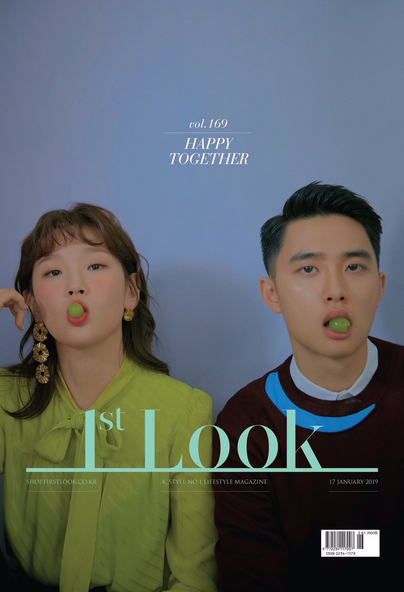 REMEMBER_honor's tweet photo. 퍼스트룩 표지 경수 입에 청포도 물었는데 1900원이라니요.. 이백만원은 받으셔야죠..

링크👇👇
yes24
https://t.co/ys8vgYLiAX

알라딘
https://t.co/myrHZglEDz

교보문고
https://t.co/Ncbd88mHRz https://t.co/wjPTJy5GLF