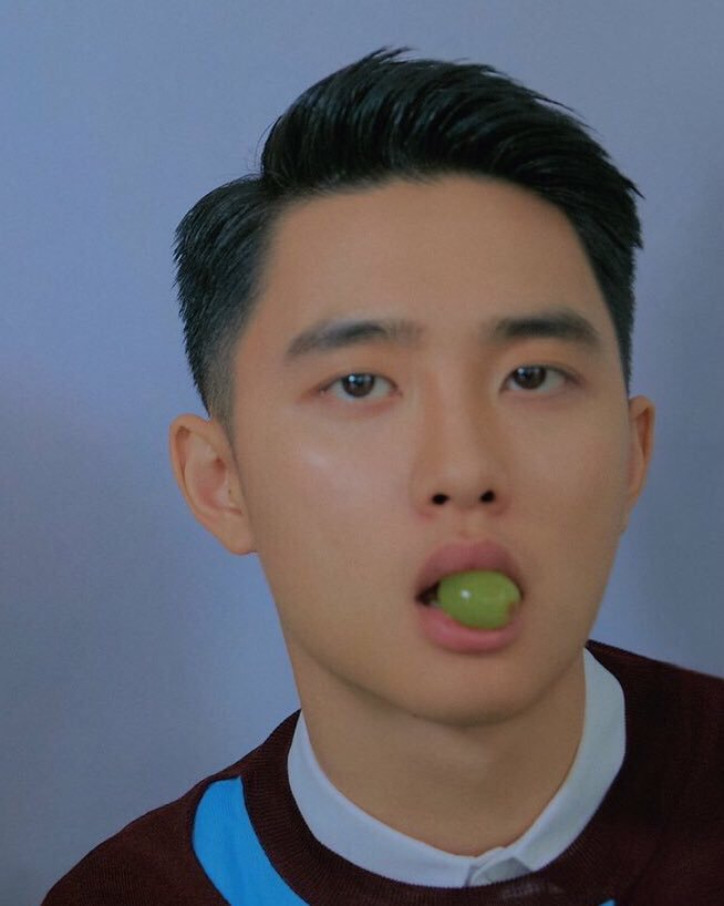 REMEMBER_honor's tweet photo. 퍼스트룩 표지 경수 입에 청포도 물었는데 1900원이라니요.. 이백만원은 받으셔야죠..

링크👇👇
yes24
https://t.co/ys8vgYLiAX

알라딘
https://t.co/myrHZglEDz

교보문고
https://t.co/Ncbd88mHRz https://t.co/wjPTJy5GLF