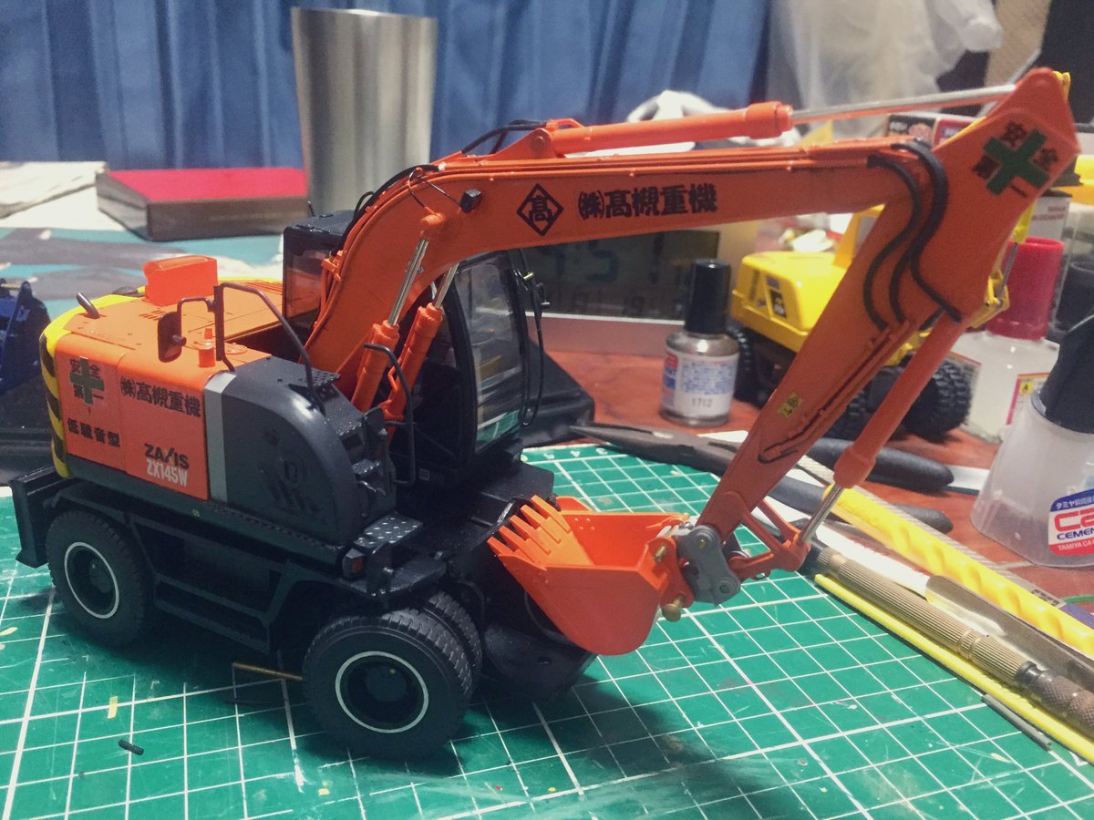 仮組み状態から一つ一つパーツを接着し、リアルさを追求しながら