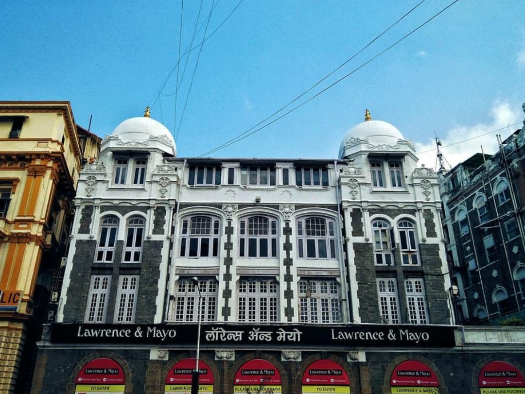 Colored photo of Majithia Chambers on D. N. Road in Mumbai showing Lawrence and Mayo sign board. Photo clicked by Hrishikesh Singh in 2018.