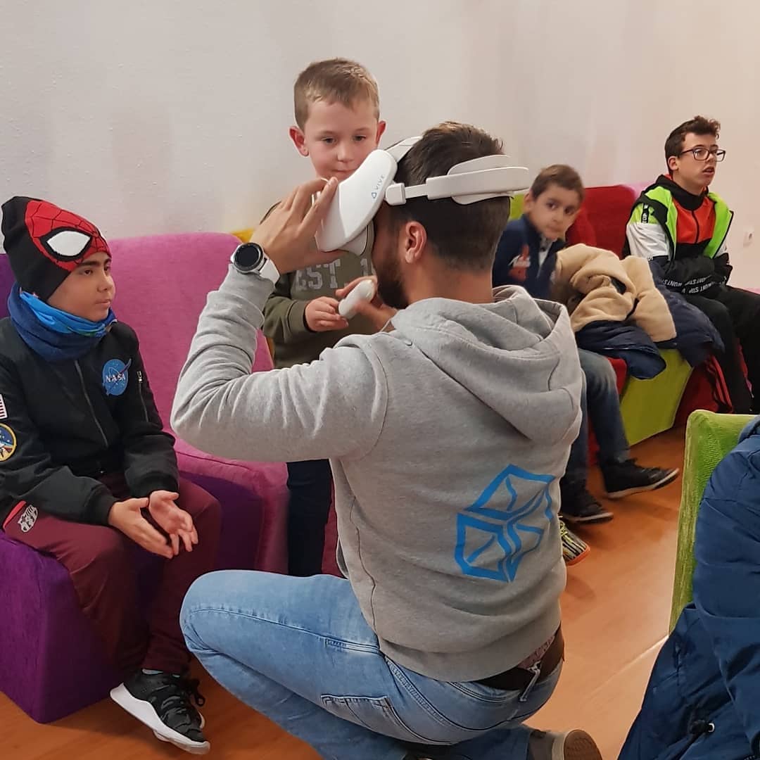 El viernes pasamos un rato inolvidable. No todo es trabajar. Disfrutar de la tecnología con los niños de la @fundacionandresolivares nos gusta mas a nosotros que a ellos.
Gracias por dejarnos un año mas que os acompañemos en esta labor tan importante y necesaria.
Nos vemos pronto