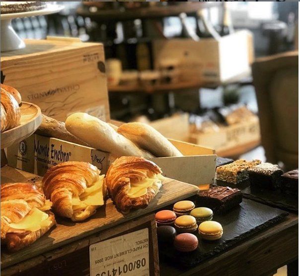 Pancitos, croissants and macarons... Isn't this breakfast goals?