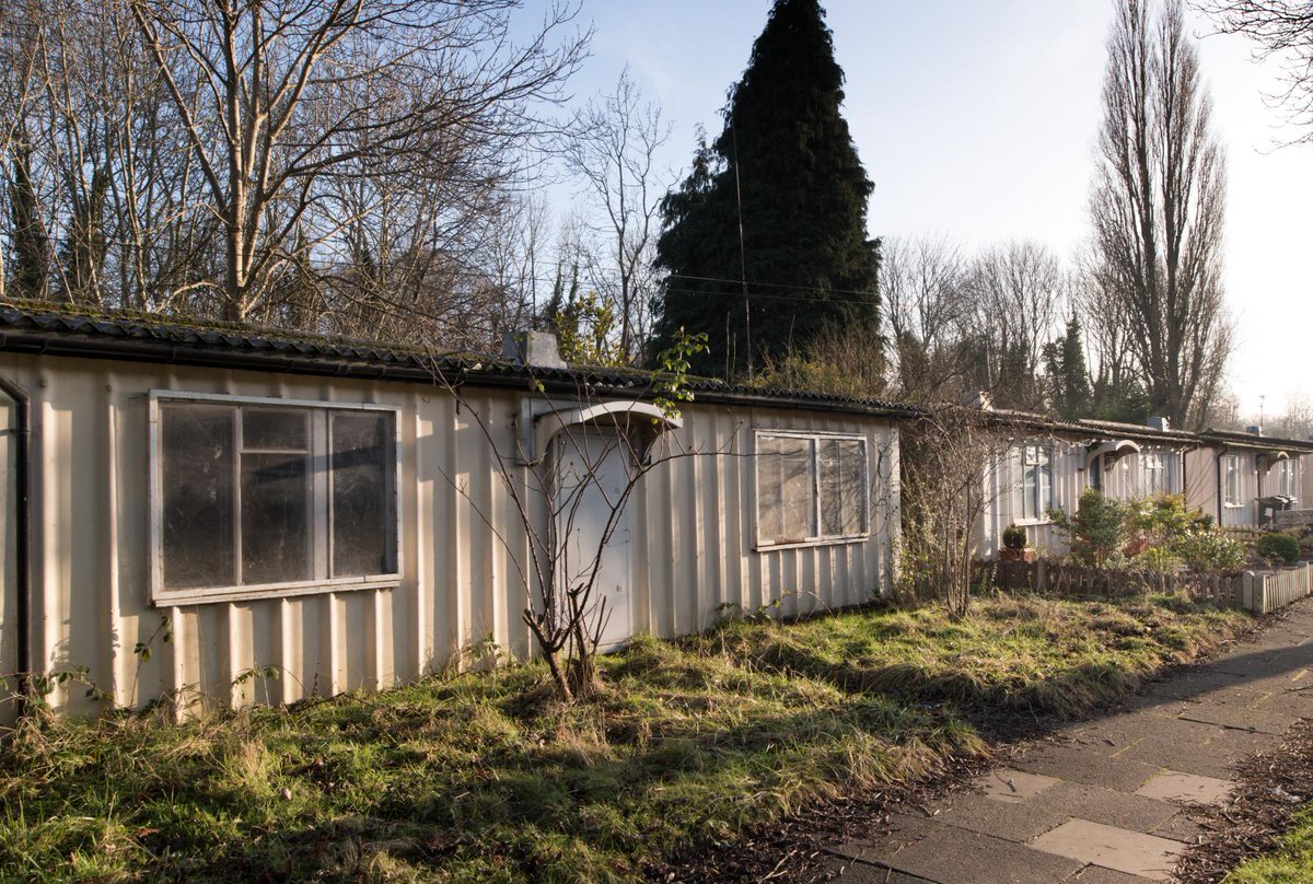 HistoricEngland's tweet image. Birmingham was devastated by bombing during World War II, targeted for its manufacturing of planes, vehicles and arms 

Over 4,000 prefabs, were built across the city as part of the Temporary Housing (Emergency Factory Made Homes) programme

bit.ly/2By2ON6

#Brum130