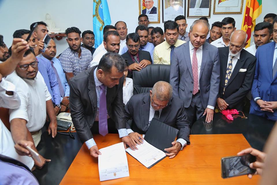 acmcofficial's tweet photo. Our #ACMC party National Organizer #abdullah #Mahroof ,  Assumed duties as the Deputy Minister of Ports and Shipping  at his ministry today. 

@rbathiudeen and @SagalaRatnayaka Thr 

#lka #Srilanka #PoliticalCrisisLK #Ports #Shipping #RB https://t.co/oQ3DWELdMM