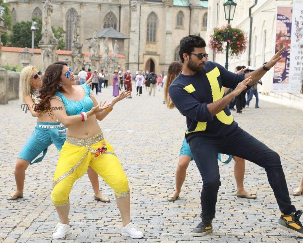 tfitalks_Offl's tweet photo. అంతేగా ... అంతేగా... 😍
BOMMA BLOCKBUSTER 🤩🤩
#F2 #BlockbusterF2
Read #F2Review Here👉👉https://t.co/uxxZQYGgiK
#FunAndFrustration #F2Sankranthi #Venkatesh #VarunTej #Tamannaah #Mehreen #TFITalks
@tamannaahspeaks @Mehreenpirzada @IAmVarunTej @AnilRavipudi @SVC_official https://t.co/iQsPlYA1ke