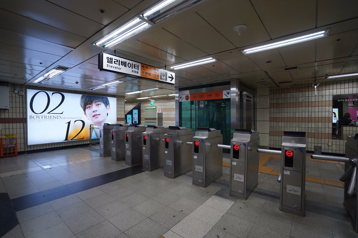 DH_NUNA's tweet photo. 오늘부터 시작해용❣️많이많이 보러오세요~~🏃🏃❣️
🎁2019 #HappyDonghyunDay project🎁
[🚉LOCATION]
압구정역3번4번 출구 개찰
狎鴎亭駅3番4番出口改札
[📅DATE]
~2월13일
#보이프렌드 #BOYFRIEND
#동현 #Donghyun
@BOYF_DH https://t.co/s7lDXQKEPW