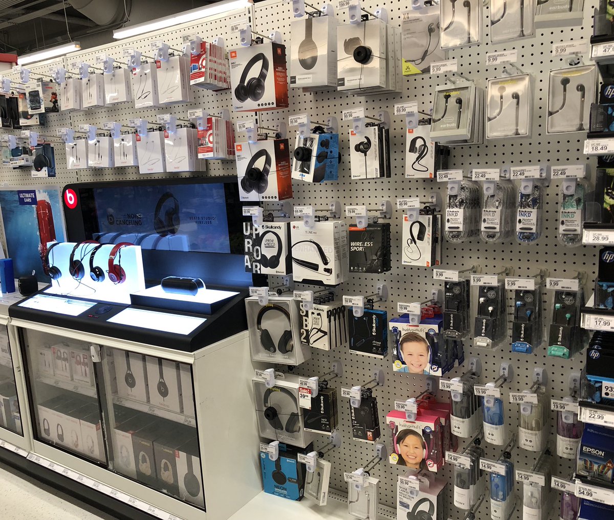 TargetMonty's tweet image. Starting off the week with 100% transitions set on time!! #bounceback2k19 #3307wickerpark #teamwork #goelectronicsales #cleanit #setit #fillit #zoneit #scanit #signit