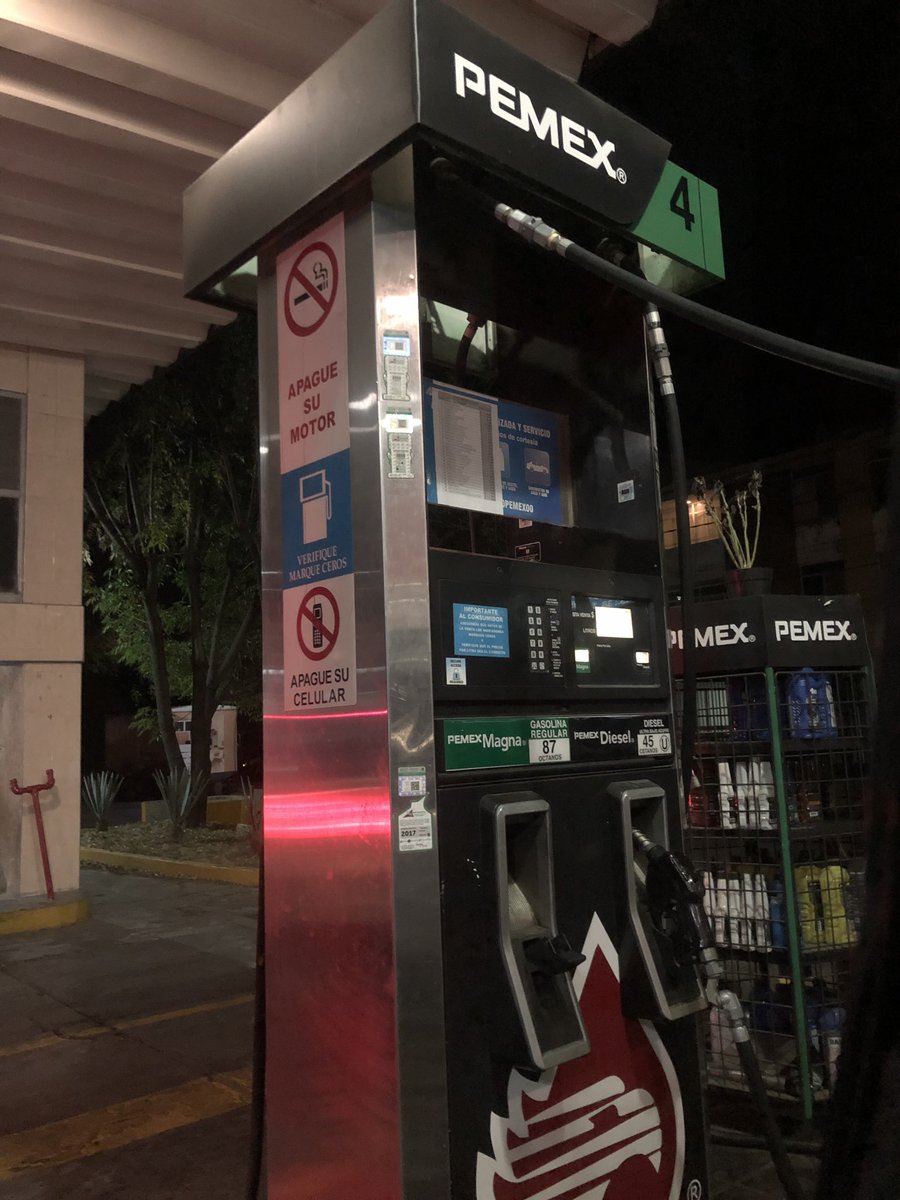YahairaGlezz's tweet photo. @Trafico_ZMG Gasolinera Av. Niños Héroes y Fermín Riestra avanza fluido. 5 bombas funcionando, solo Magna. $500 por auto. https://t.co/CbgFvgWzPF