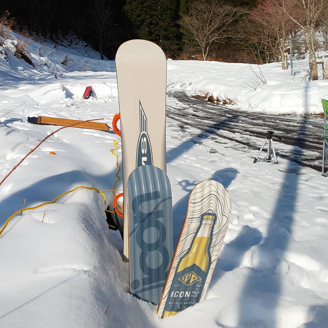 skateplanBB's tweet photo. いや～楽しかった。
昨日は、カップラーメンとコーヒーだけで１日雪遊びこんな環境を作り上げる仲間に感謝します。
バンジーバンジー(バンジージャンプのゴムみたいなやつで強烈に引くあぞび)は、ある程度、人が集まらないと筋肉痛ひどいんで2月は沢山の人でしたいです。是非とも一緒に遊びましょう https://t.co/stSrFzgQI5
