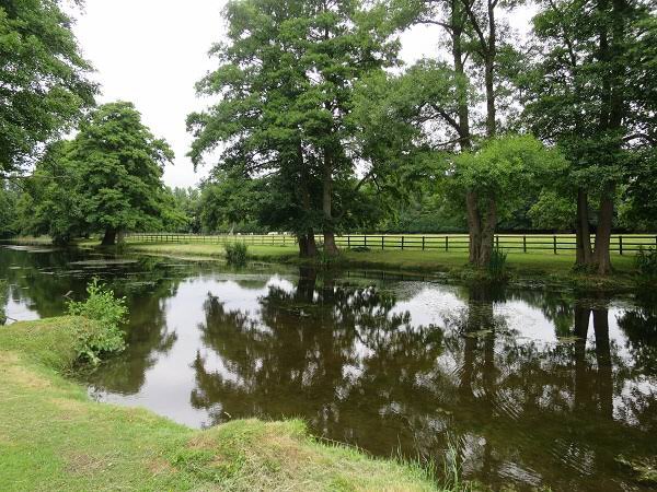 川崎 景介 در توییتر 18世紀イギリスの造園家ランスロット ブラウンは別名ケイパビリティ 有能な ブラウン それまでのフランス庭園風 の幾何学的レイアウトを一変させ 林や池などの自然な佇まいをイギリス庭に盛り込み 独自の風景式庭園スタイルを確立しました