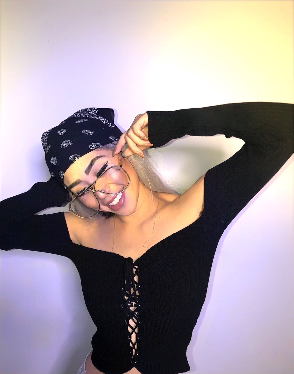 uhhmander1's tweet photo. do people know Snapchat is used to snap photos? Not message me expecting to have a whole ass conversation. 

Add me tho. 😂
#addme #snapcodes #snapchatfriends #adds https://t.co/rOsXUBG5h0