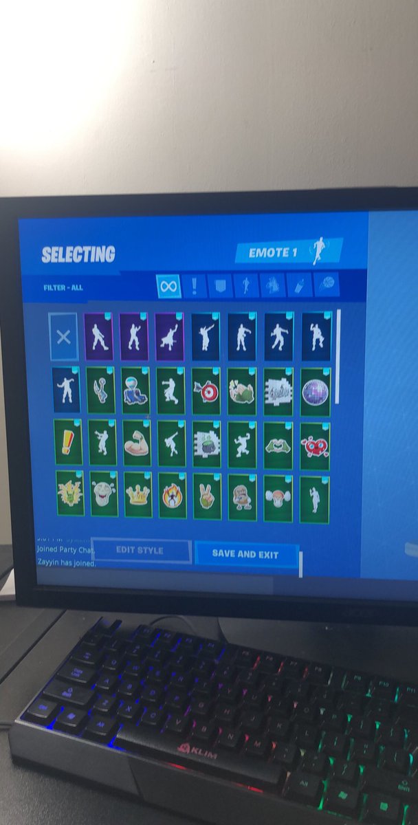 VaunFN's tweet photo. Trying to sell this account for a reasonable price it was my brothers ps4 account so you can’t link to another ps4 account dm and comment if interested #fortnite #fortniteaccout #season1 #fortniteog #blackknight #accountselling #pcgang https://t.co/vQ8t86y5UW