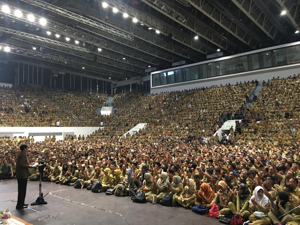 fadjroeL's tweet photo. Presiden @jokowi bertemu Persatuan Perangkat Desa Indonesia (PPDI) puluhan ribu orang di Istora Senayan (14/1/ 2019). Perangkat desa diberikan penghasilan setara ASN golongan 2/a dengan memperhatikan masa kerja serta seluruh kepala desa dan perangkat desa diberikan BPJS. https://t.co/BbWpQWlVhA