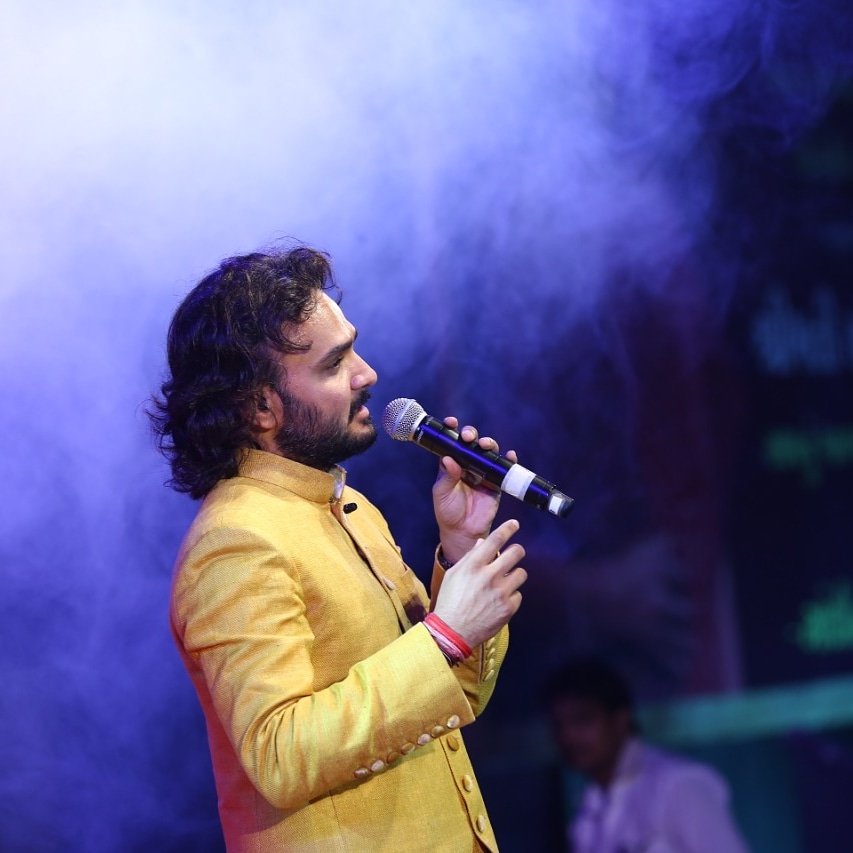 parthivgohil's tweet photo. Believe in your surroundings & create an unforgettable moment.
#believe #inyoursurroundings #createmoment #unforgettable #beingonstage #stagelife #showlife #musicianlife #livemusic #musical #surroundings #parthivgohil #parthivgohillive #singer #performer #MondayMood https://t.co/CK13pyAamb