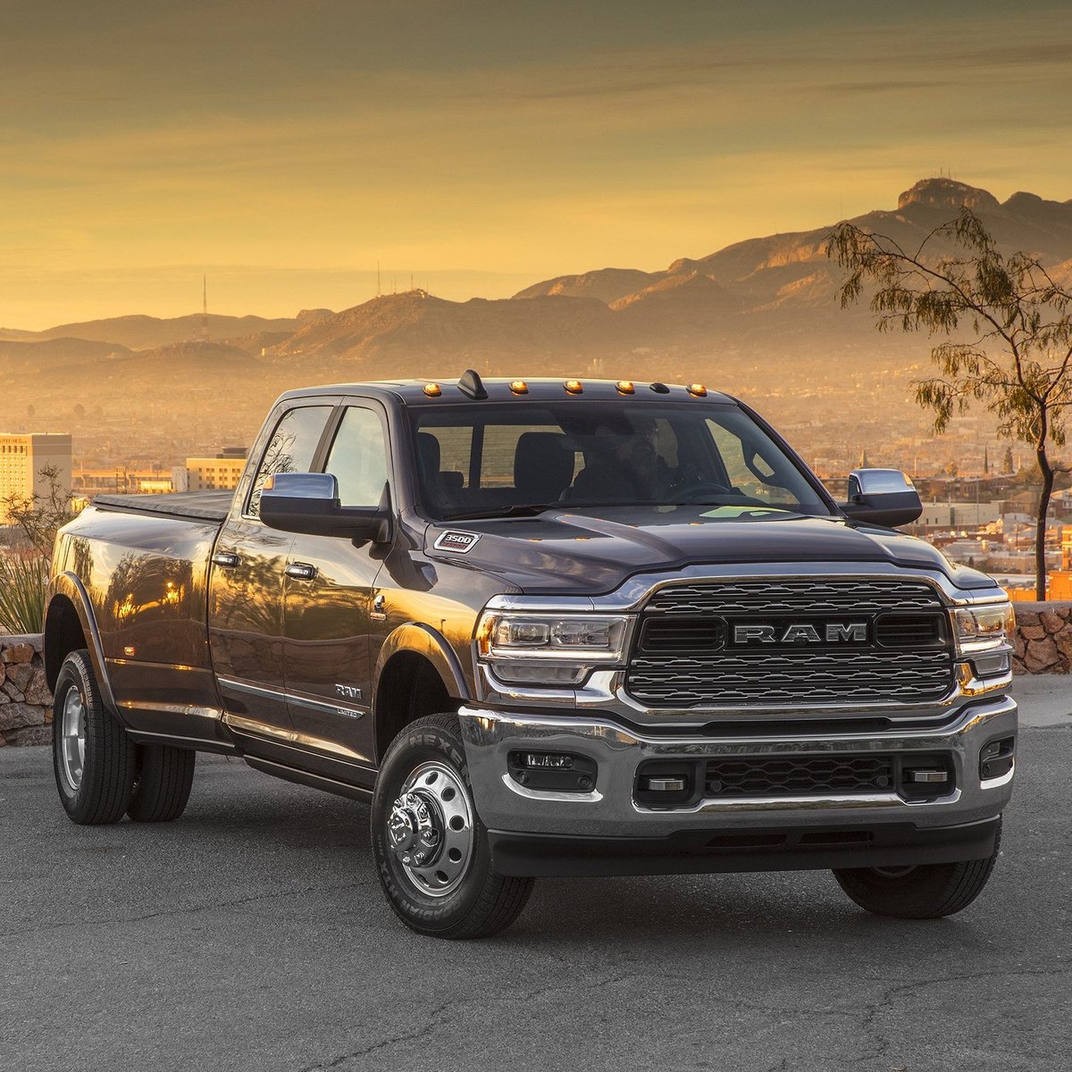 murattosunMSE's tweet image. Sabah mahmurluğu işe gidiyorsun ve dikiz aynanda bu arkadaş duruyor.
Yeni #RamHD #NAIAS'da gösterildi.
.
.
#RAM #ramtrucks #naias2019 #pazartesi