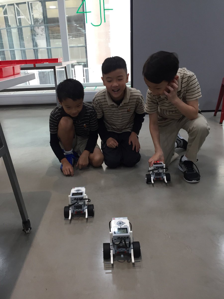 sclass4sd's tweet photo. And these kids are done! Building robots comes easy to these superheroes! #rchkpyp #heartofrchk https://t.co/5E0ZlHUF8W