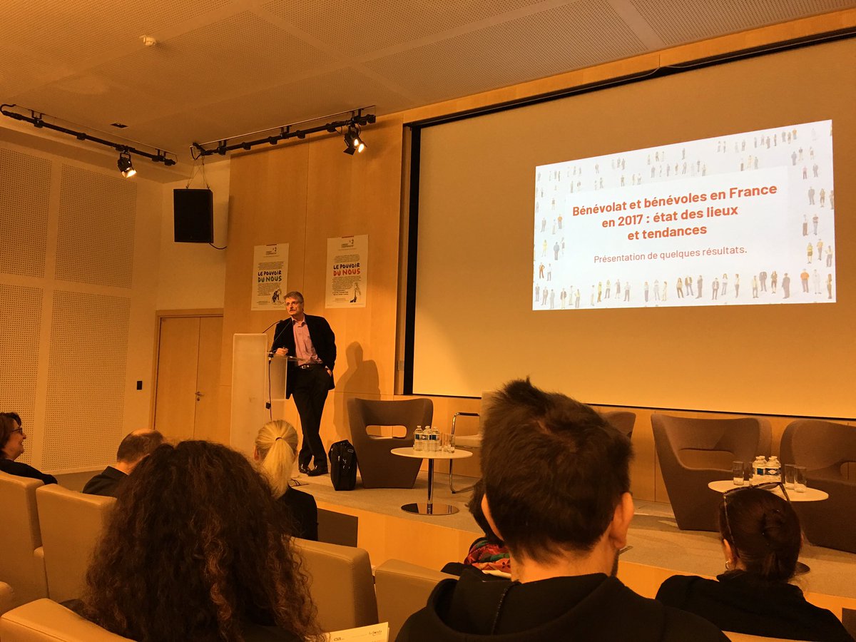 Début du colloque "Le bénévolat aujourd'hui et demain". Présentation résultats de l'étude de Lionel Prouteau .<a href="/lemouvementasso/">Le Mouvement associatif</a> .<a href="/RNMAsso/">RNMA</a> .<a href="/fonda2020/">La Fonda</a> #ColloqueBénévolat