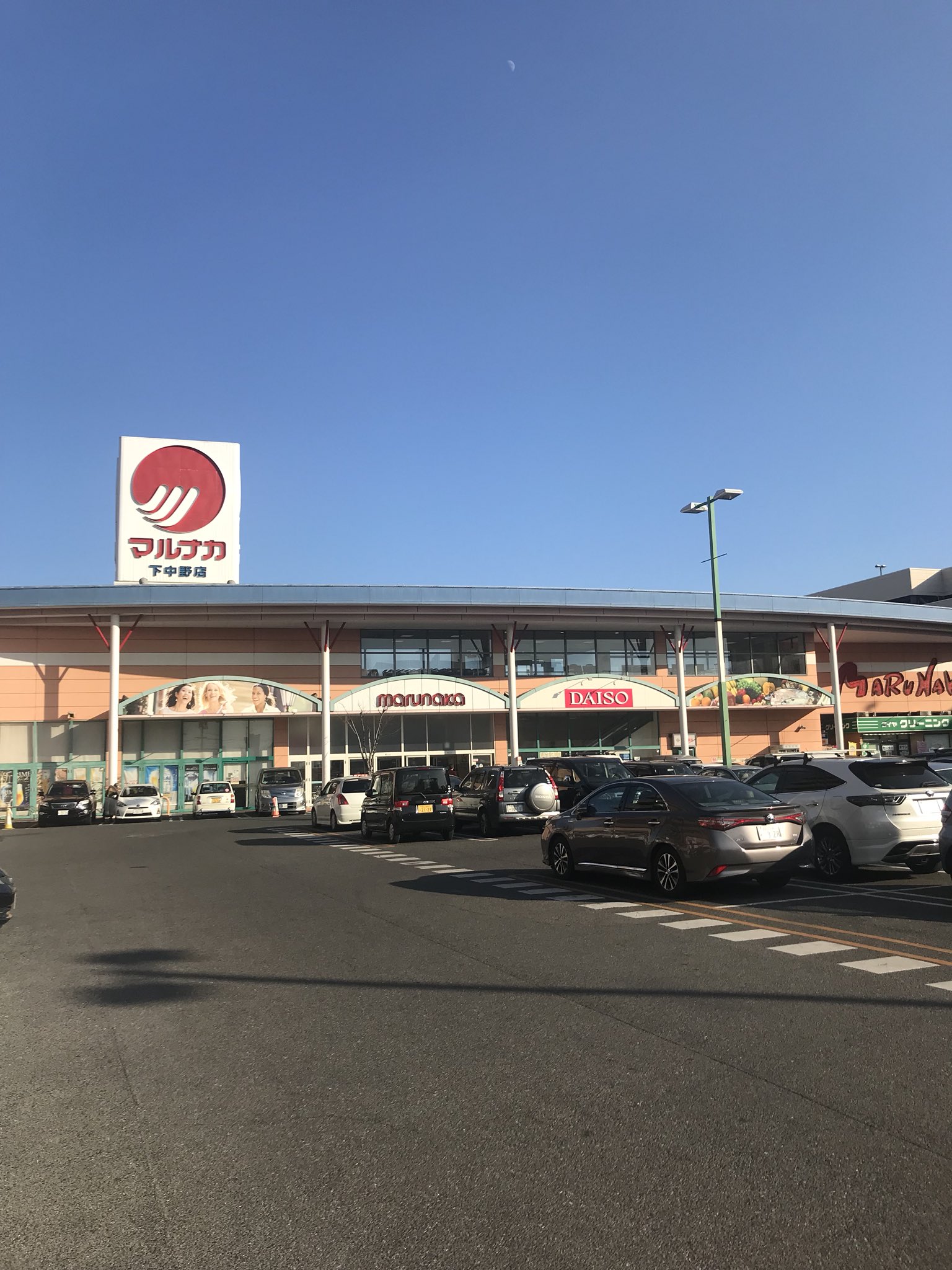 大川被服営業部のつぶやき 週末のお気に入りスポットは 岡山市北区下中野エリアです 岡山モールやドンキホーテに 行った後 最後はマルナカで 買い物して帰ります 車で5分で駐車もラクラク 写メは3つとも同じ場所でパチリ オカちゃん 岡山モール