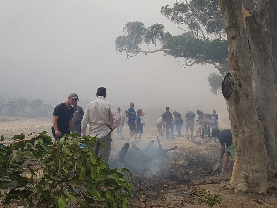 AlumNetZA's tweet photo. With the #HermanusFires spreading out of control on Friday, learners and teachers of #HermanusHighSchool, along with members of the community, helped to protect the school and nearby farms from the fires. https://t.co/PVPlJaPg5S
