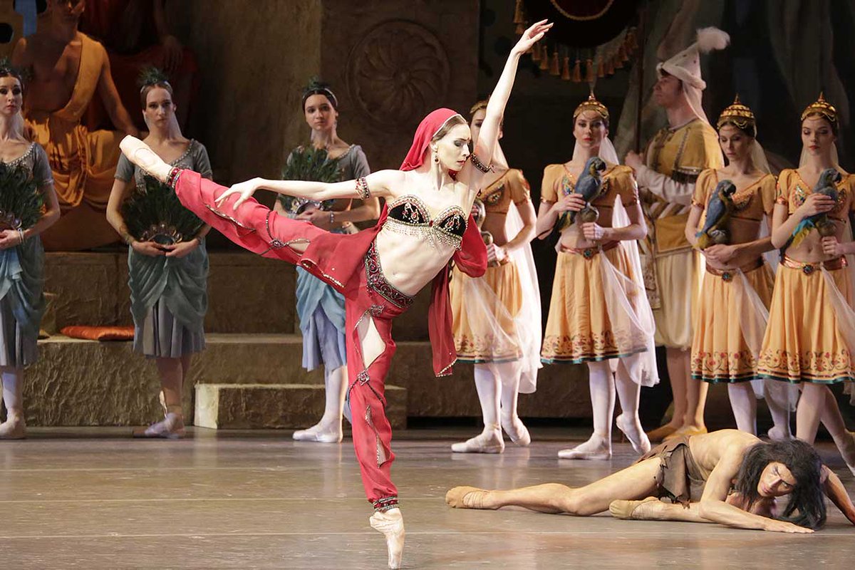 Балет «Баядерка» 20 января продолжит в «Победе» программу «Большой балет в кино»! Спектакль вновь будет показан в режиме прямой трансляции из Большого театра. Начало сеанса в 22:00: vpobede.ru/movies/bayader…