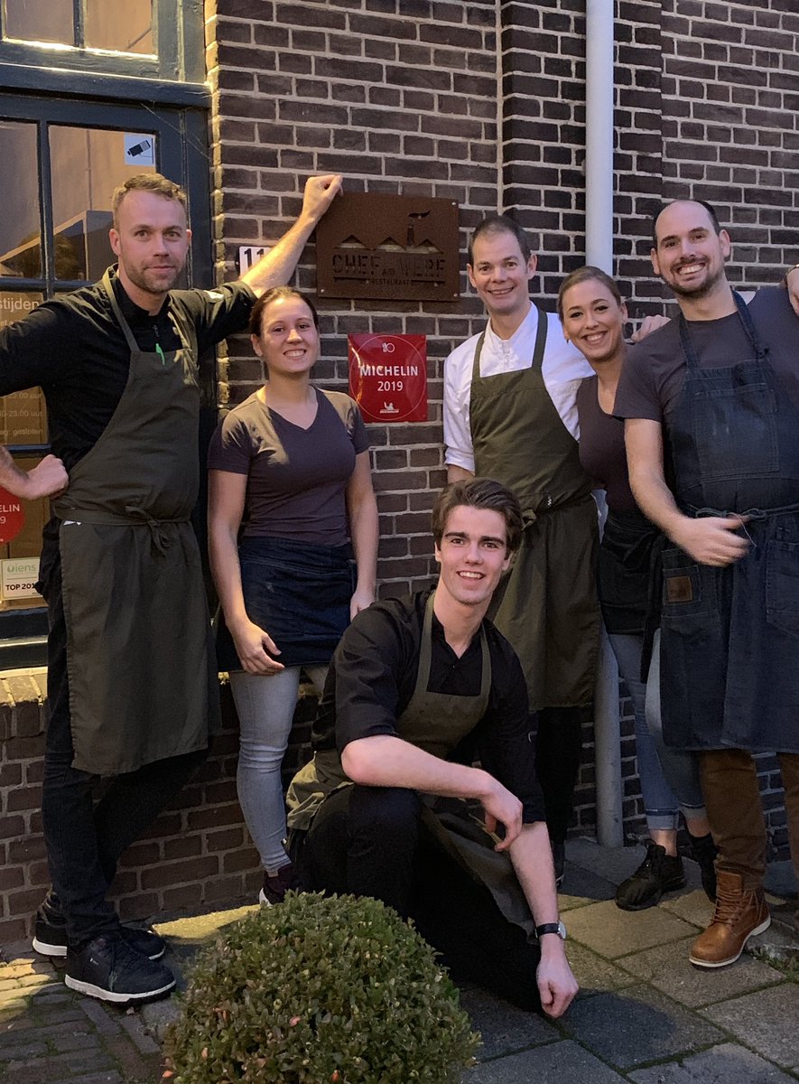 Ons Michelin bordje hangt, en wat zijn wij er blij mee! #michelin #michelinbordje #michelinguideplaque #michelinrestaurant #teamwork