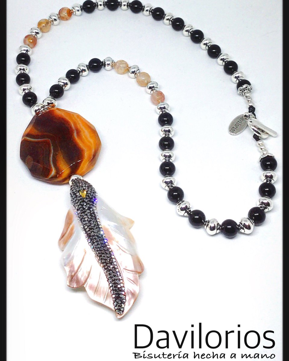 Davilorios's tweet photo. Collar corto elaborado con ágatas , ónix, ovillos de metal, maxi ágata y hoja de nácar con pave de cristales... 
@LydiaLozanoOf https://t.co/1OMaGN3Fnb