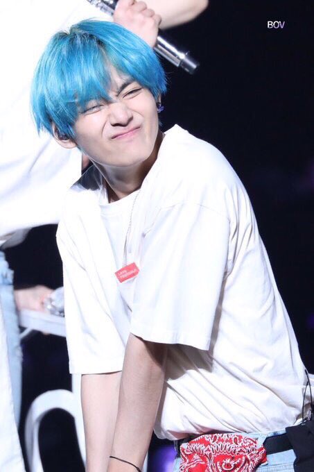 _GUCCIBTS_'s tweet photo. Как же мне нравится этот цвет волос, кайфую😌😻

@BTS_twt @BTS_twt 
#BTS #KimTaehyung #V https://t.co/nUMdbGjItF