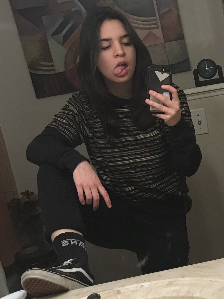 cywxnters's tweet photo. dirty ass mirror but anyways the gay jumped out
#anotheryearstillqueer https://t.co/RFYvoS8V40