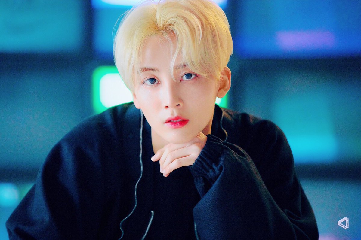 юн джонхан. юн джонхан блондин. джохан seventeen. джонхан севентин с длинными волосами. севентин джонхан 2020.