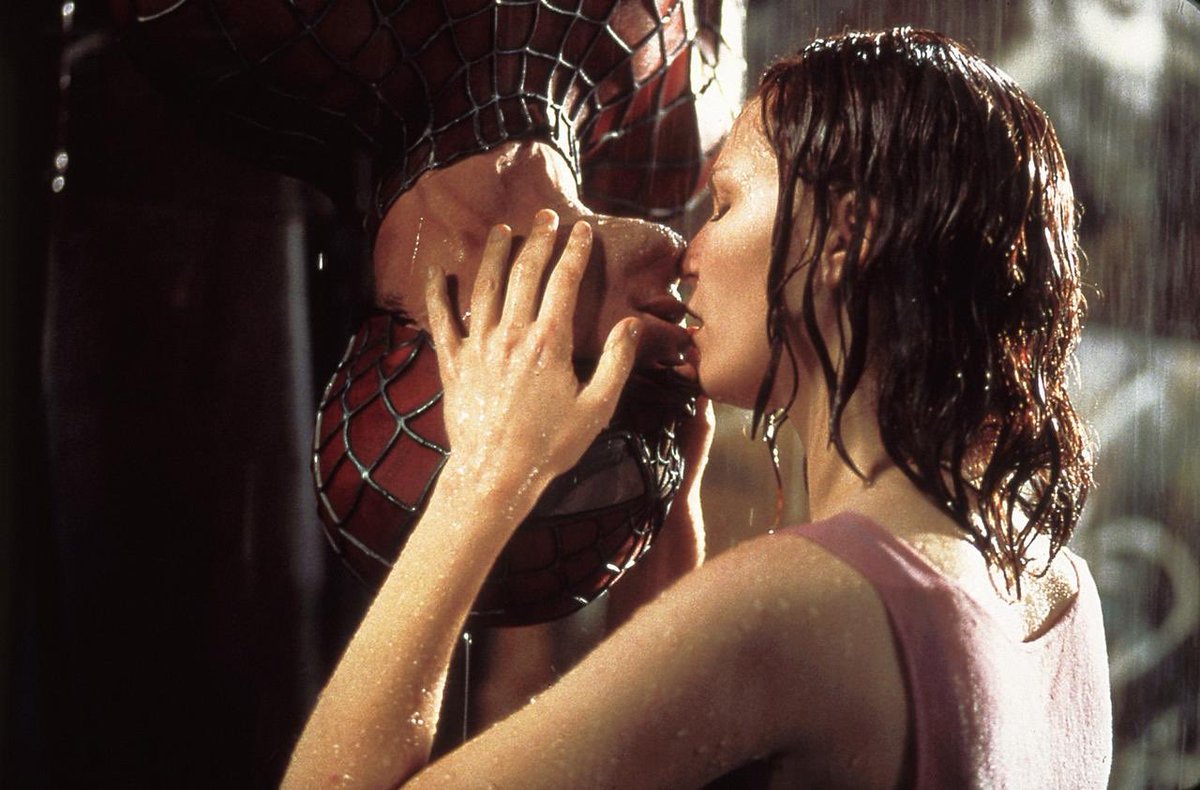 Leo V Twitter 映画史に残る 切ないキス スパイダーマン 02 スパイダーマンは 一途に片思いをしていたmjにキスをされる でも 自分がピーターパーカーであることは言えない 愛しているのに 結ばれない 最も切ないキスシーン 映画の歴史に残る 雨の中