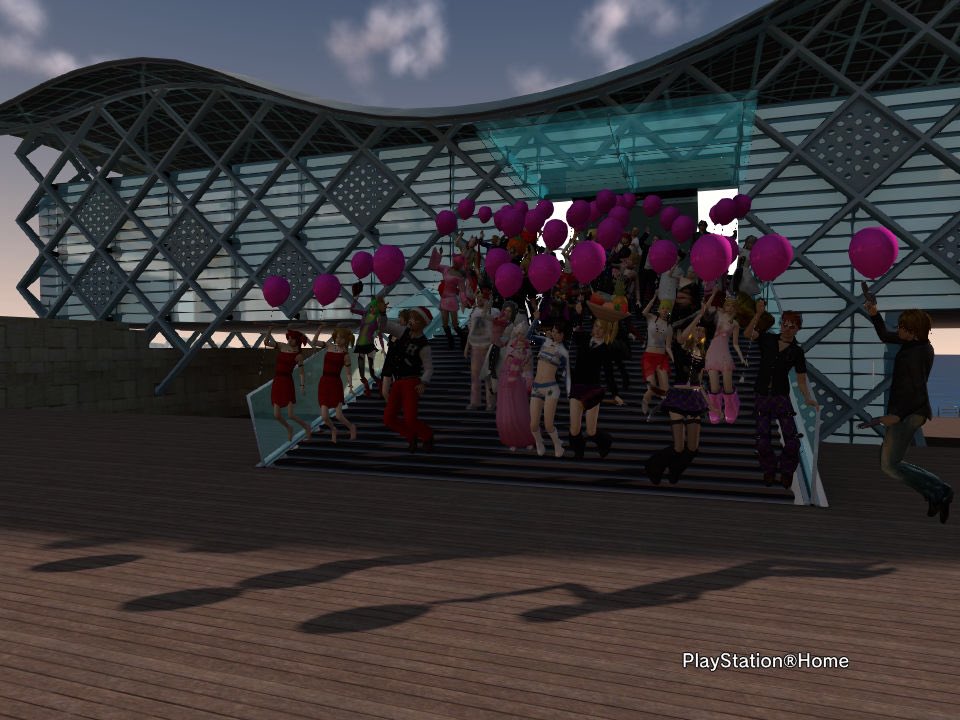 PShome01's tweet photo. 『サービス終了アナウンス』

PShomeはサービス終了アナウンスが流れた際、多くのユーザーが運営に対し終わらないで欲しいと言う願いを動画やメッセージで訴えた。結果的に願いは届かなかったが、終了が1ヶ月遅延し、しばらくHomeを訪れなかったユーザーなどが多く出戻りした。
ユーザーのHome愛は凄い https://t.co/CxjkvKUO4J