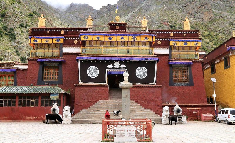 Монастырь самье. Храм тибет 5 букв. Тибетский храм лхаса. Храм джокханг тибет храм золотого дракона. Тибет регион ялонг.
