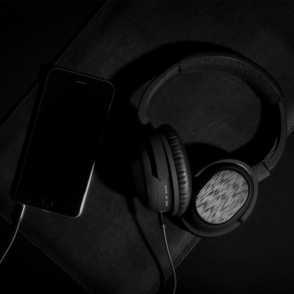 pyqstore's tweet photo. Prepare for all the holiday madness by taking a moment to yourself.
Stop, relax and give yourself that moment with BNC40 noise cancelling technology 🎧✨ #anc #nothingbutmusic #musiconrelaxon #headphones #audio #audiophile #audiophiles #snow 

https://t.co/c2ProeVwsI https://t.co/bl8nLFiEnu